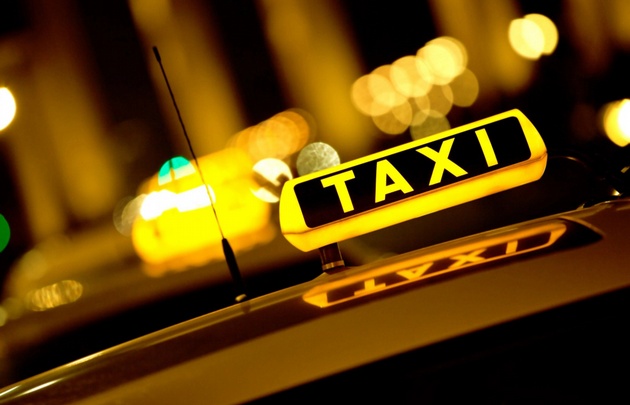 Efectivos policiales se asomaron por la ventanilla del vehículo.