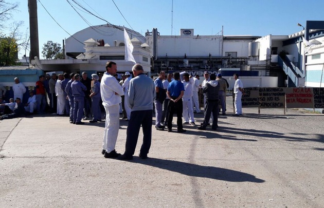 Trabajadores impiden que se retire la producción.