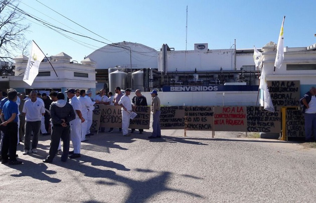 Trabajadores impiden que se retire la producción.