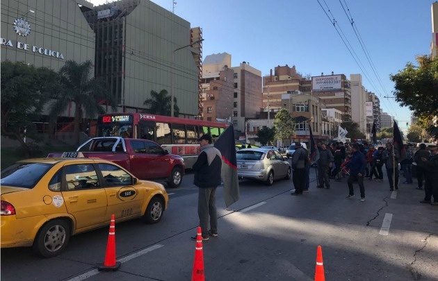 Policías protestando por aumento salarial.
