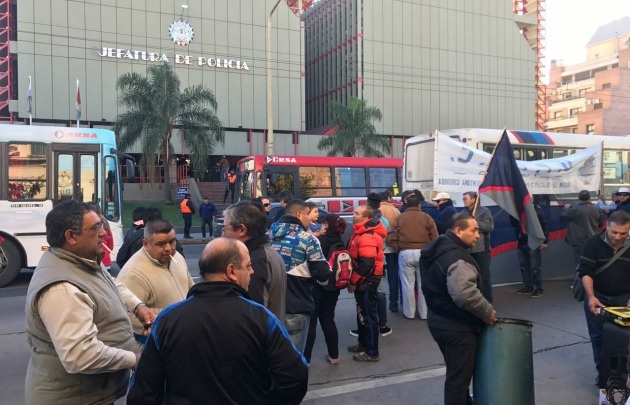 Policías frente a la central de Policía.
