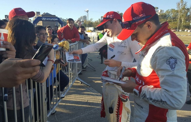 Los pilotos firmaron autógrafos antes de la competencia.