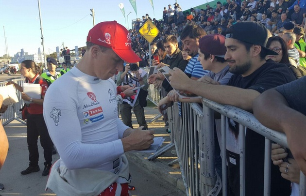 Los pilotos firmaron autógrafos antes de la competencia.