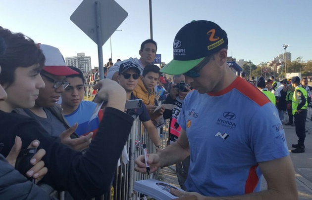 Los pilotos firmaron autógrafos antes de la competencia.