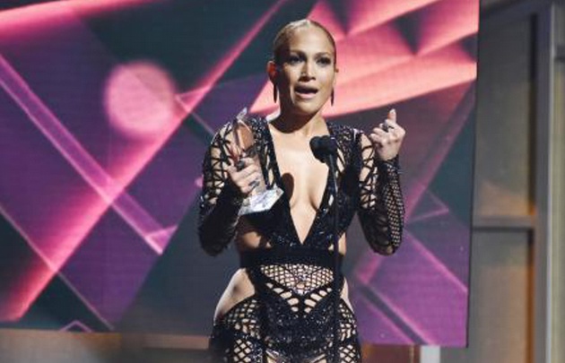 Jenifer López, figura de la noche sorprendió con un vestido de transparencias. 