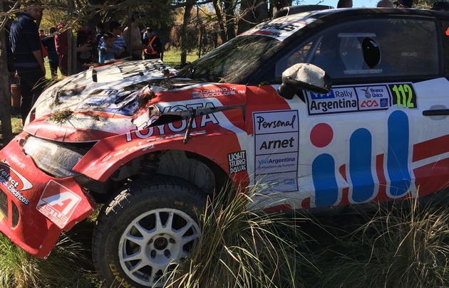 Así quedó el auto de Javier Castro.