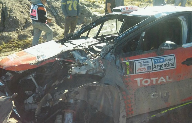 Así quedó el auto de Meeke tras chocar este sábado.