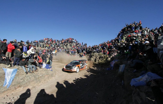 Ostberg hizo rugir a las sierras.