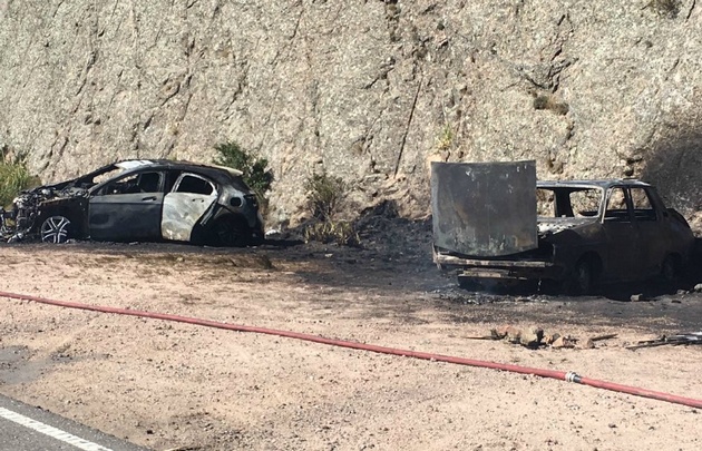 En Casilla Negra, al menos nueve autos se quemaron.