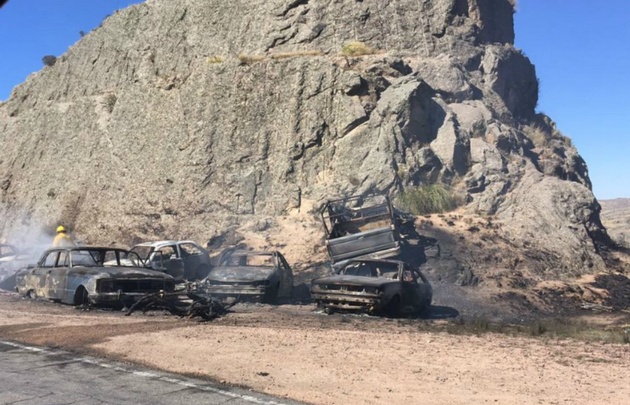 En Casilla Negra, al menos nueve autos se quemaron.