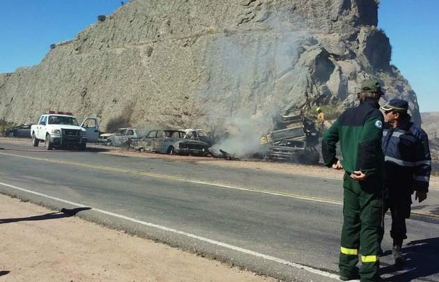 En Casilla Negra, al menos nueve autos se quemaron.