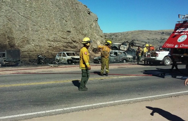 En Casilla Negra, al menos nueve autos se quemaron.