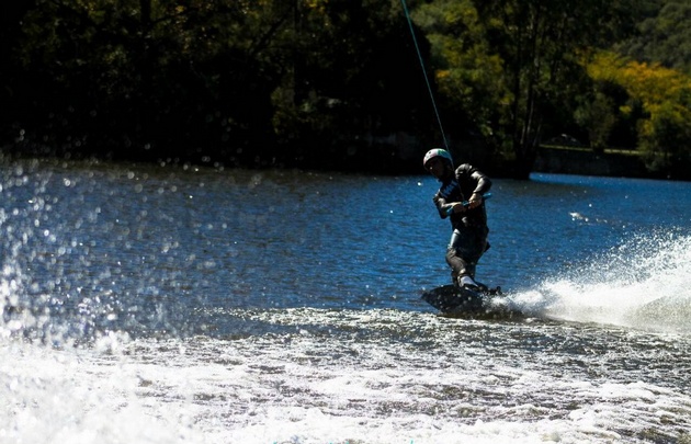 Tomar una clase en el lago San Roque de Carlos Paz cuesta entre 200 y 300 pesos.