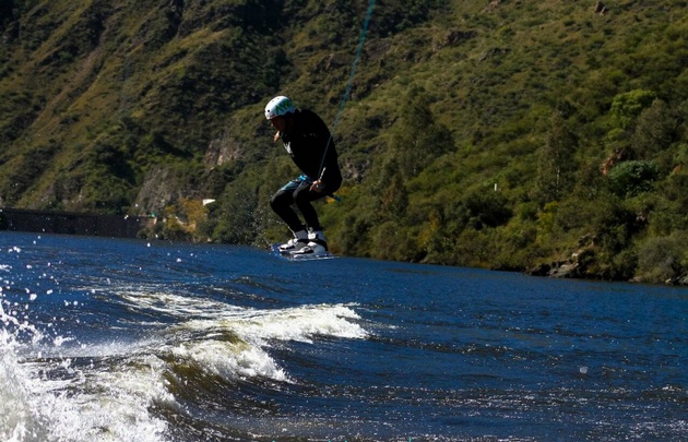 Tomar una clase en el lago San Roque de Carlos Paz cuesta entre 200 y 300 pesos.