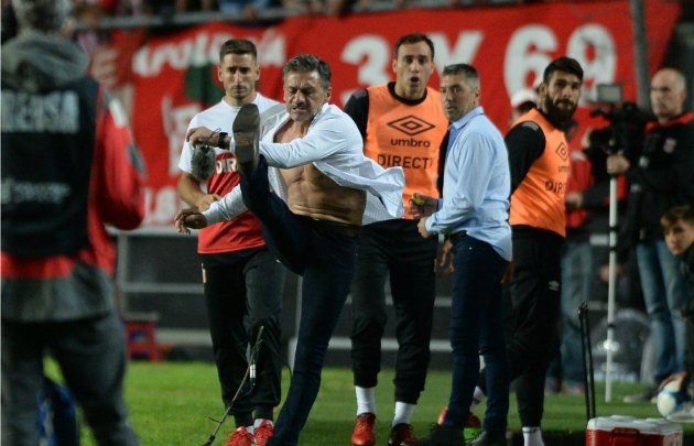 Vivas enloqueció tras ser expulsado.