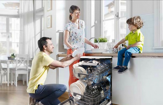 FOTO:  ¿Quién lava los platos luego de un almuerzo en familia?