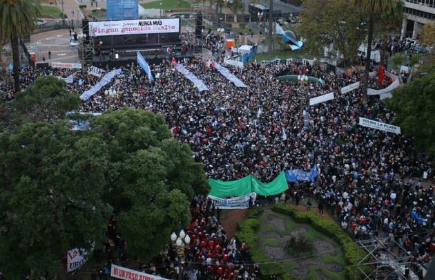 Una multitud se manifestó en Plaza de Mayo.