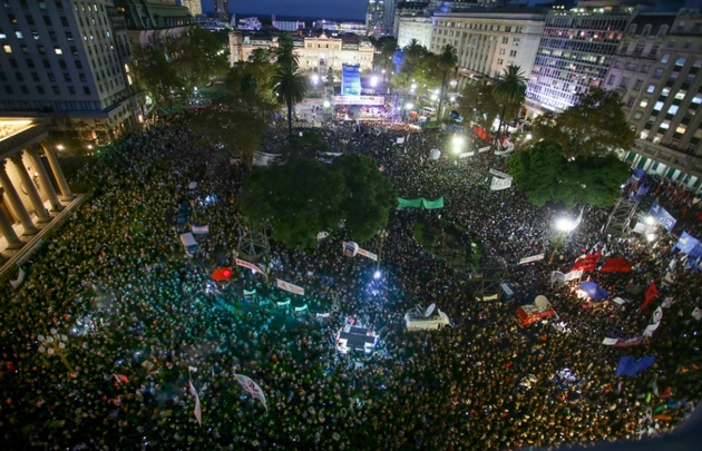 Una multitud se manifestó en Plaza de Mayo.