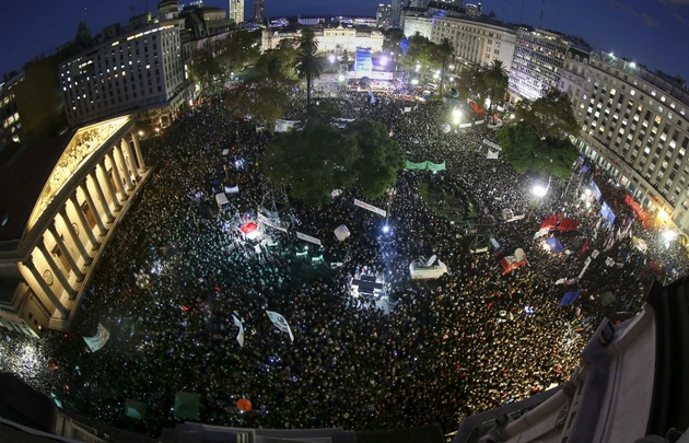 Una multitud se manifestó en Plaza de Mayo.