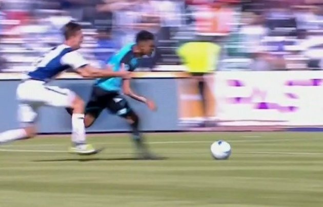 Pitana sólo amonestó a Komar por la falta a Suárez (Foto: Captura)