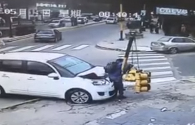 El siniestro se registró en la intersección de las calles Mitre y Espora en Adrogué.