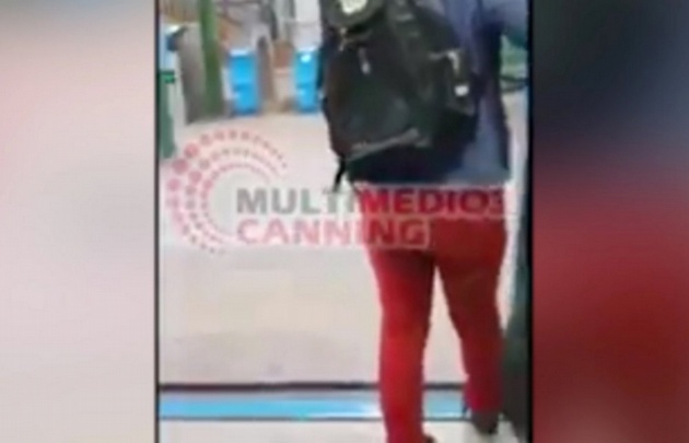 Un pasajero busca refugio al oír los disparos.