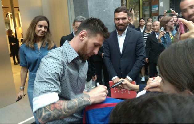 Lionel Messi firmó autógrafos a sus fanáticos (Foto: María Celeste Carta)