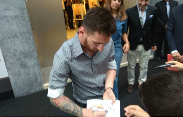 Lionel Messi firmó autógrafos a sus fanáticos (Foto: María Celeste Carta)