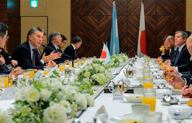 Macari con empresarios japoneses.