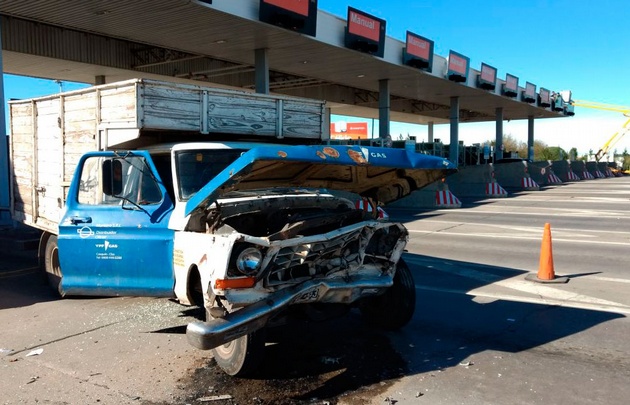 Así quedó el camión tras el violento impacto.