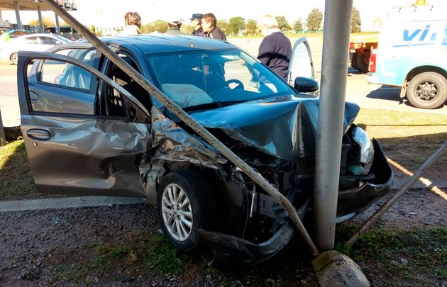 Así quedó el Toyota Etios tras el violento impacto.