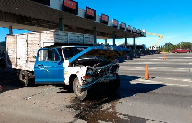 Así quedó el camión tras el violento impacto.