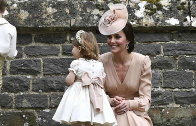 Catalina Middleton y su hija en la boda de Pippa.