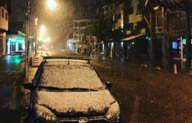 Nieve otoñal en Bariloche (Foto: @Seba10Carbone)