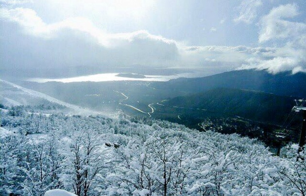 El Cerro Catedral está cubierto de nieve.
