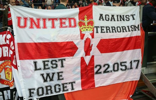 Los hinchas de Manchester recordaron el reciente atentado.