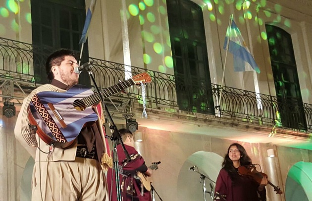 Nicolás Villa canta en el Cabildo de Córdoba.