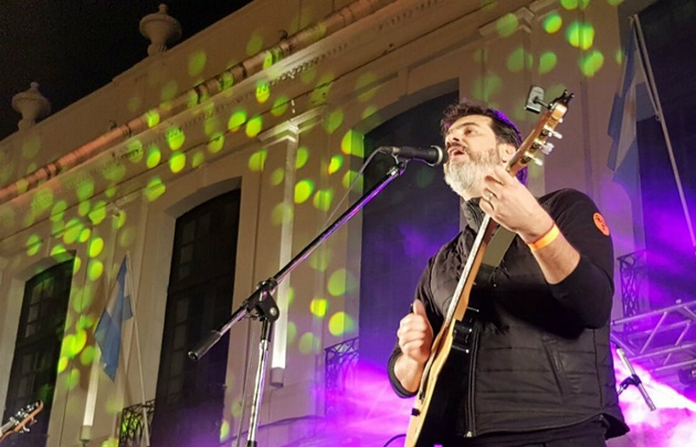 Chazarreta llevó su música al Cabildo de Córdoba