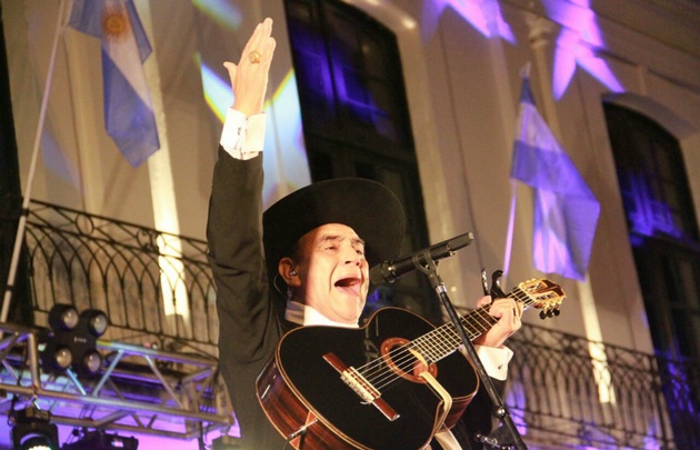  Los cordobeses se reúnen en el Cabildo