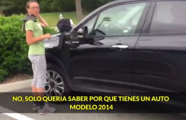 La mujer se cambiaba la ropa andrajosa y se subía a su Fiat 500X Easy modelo 2014.