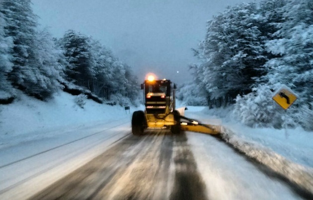Las máquinas limpian el camino para su circulación. 