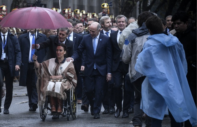 Macri y los ministros camino a la Catedral Metropolitana.