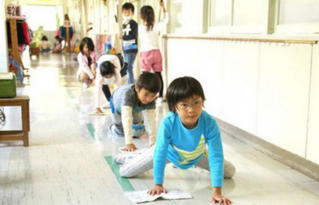 Los niños en Japón limpian en equipo las instituciones.