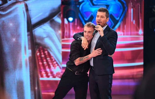 El Polaco, de total negro, junto a Marcelo Tinelli.