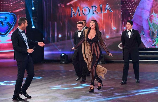 Moria Casán y sus curvas marcadas por el mono transparente.