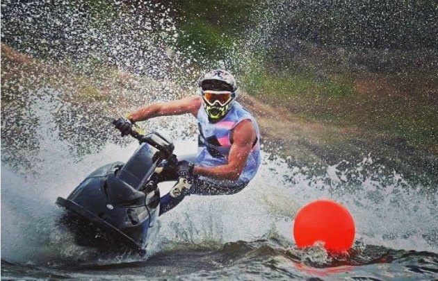 Vaccari, desplegando destreza en el jet ski (Foto: Facebook)