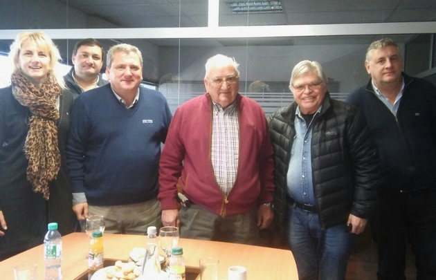 La familia Pettiti junto a Rony Vargas.