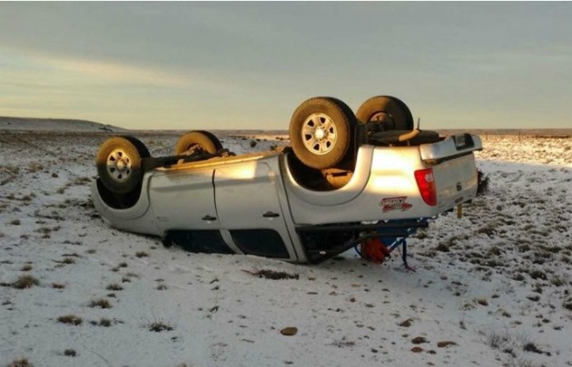 Vuelco de una camioneta Hilux por nieve y escarcha en la calzada. 