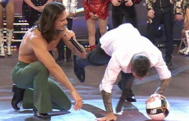 Christian Sancho le dio clases de abdominales a Marcelo Tinelli.