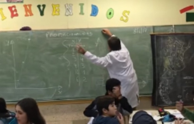 Un maestro de Neuquén dio una clase bailando